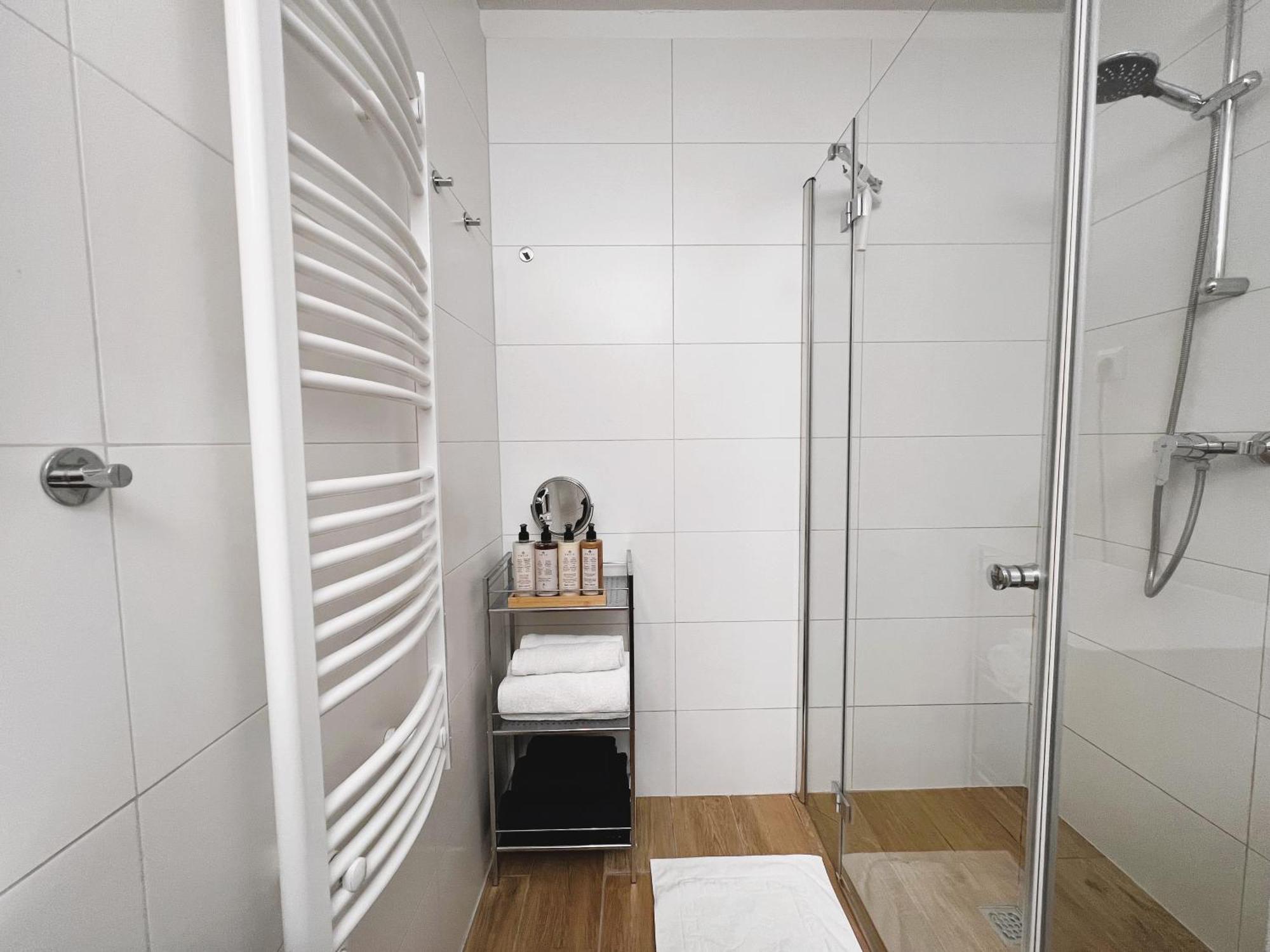 בודפשט Luxe Central Studio With Pool, Parking & Ac מראה חיצוני תמונה