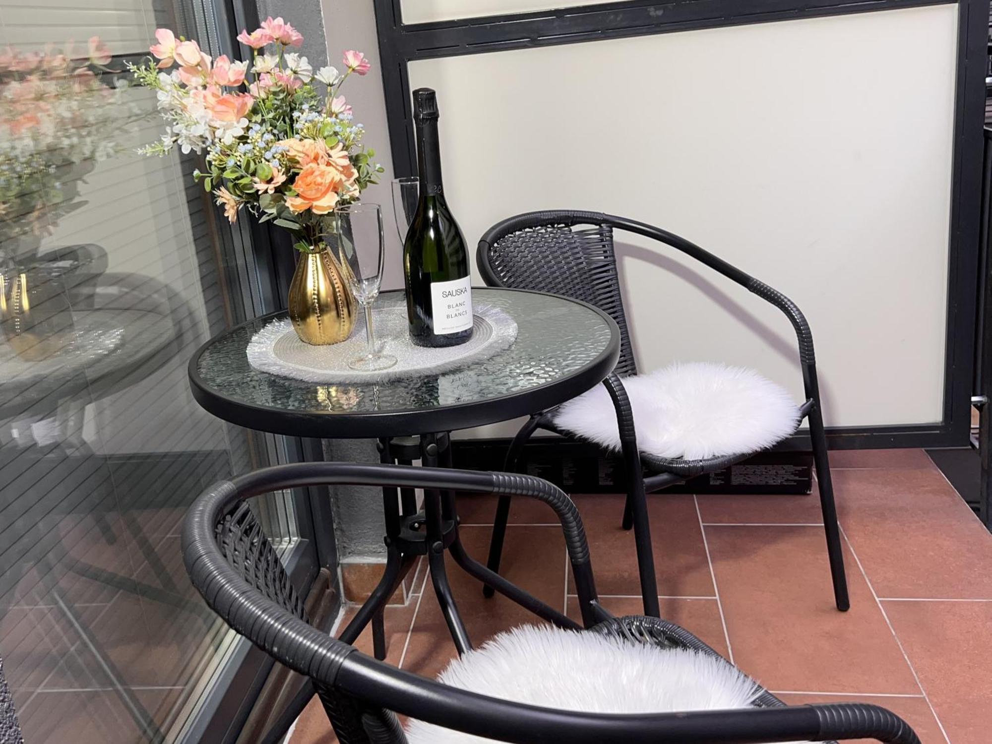 בודפשט Luxe Central Studio With Pool, Parking & Ac מראה חיצוני תמונה