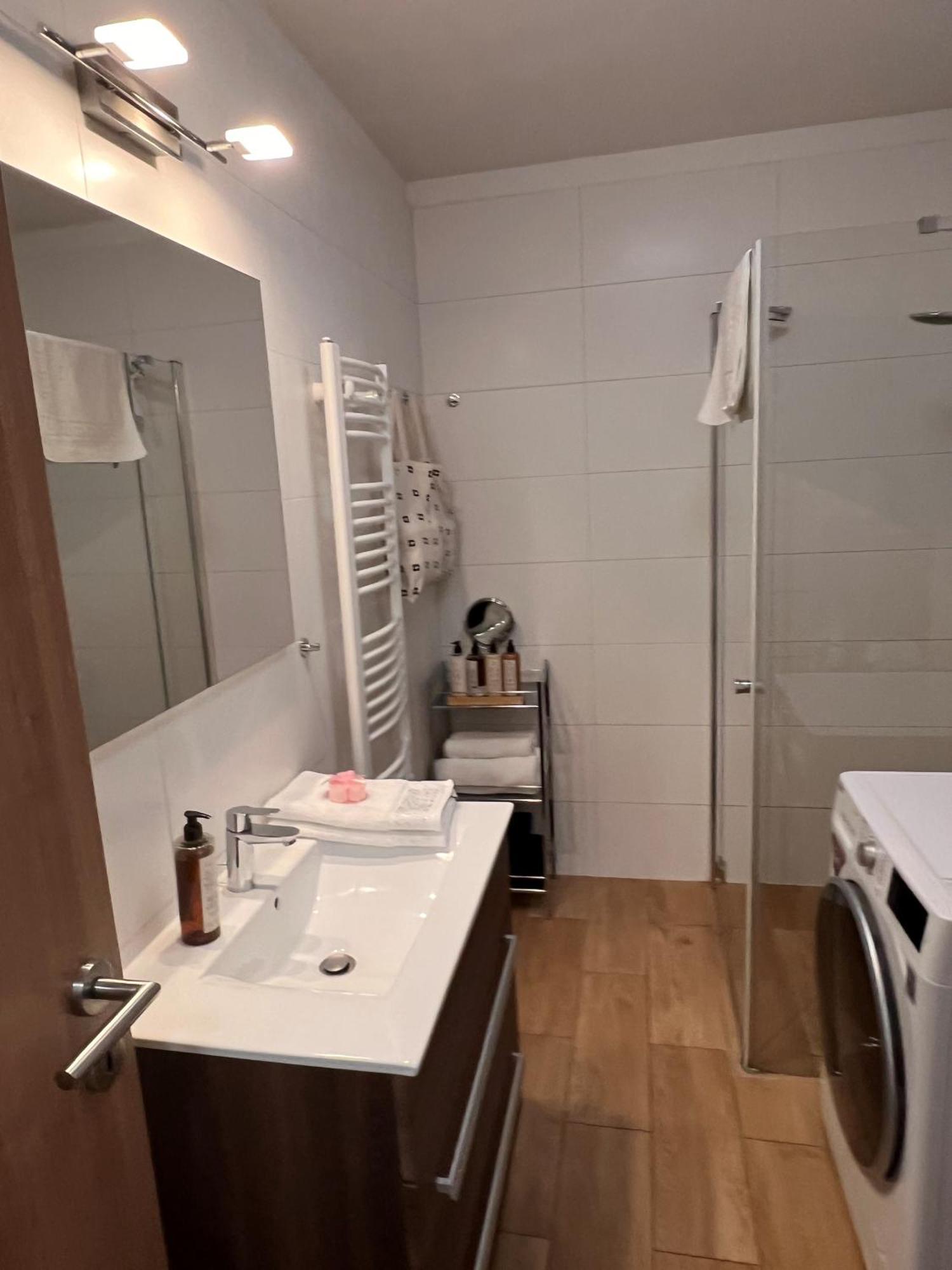 בודפשט Luxe Central Studio With Pool, Parking & Ac מראה חיצוני תמונה